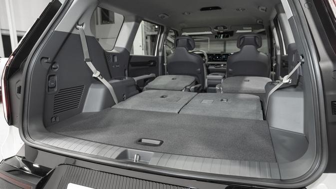 Jok baris ketiga dan kedua bisa dilipat rata dengan lantai bagasi, sehingga menciptakan ruang kargo yang sangat luas.  (Sumber: caranddriver.com)