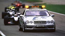 Mercedes-Benz CL55 AMG hadir sebagai Saftey Car F1 untuk musim 2000 sampai 2001. Mobil ini menggunakan mesin berkonfigurasi 4.000cc V10 Naturally Aspirated bisa yang memproduksi tenaga sebesar 600 Hp dengan torsi 475 Nm. Figur buas ini tersalur ke roda belakang melalui transmisi 5-speed automatic. Safety Car ini bisa berakselerasi dari 0-100 km/h dalam 5,7 detik. (Source: goodwood.com)
