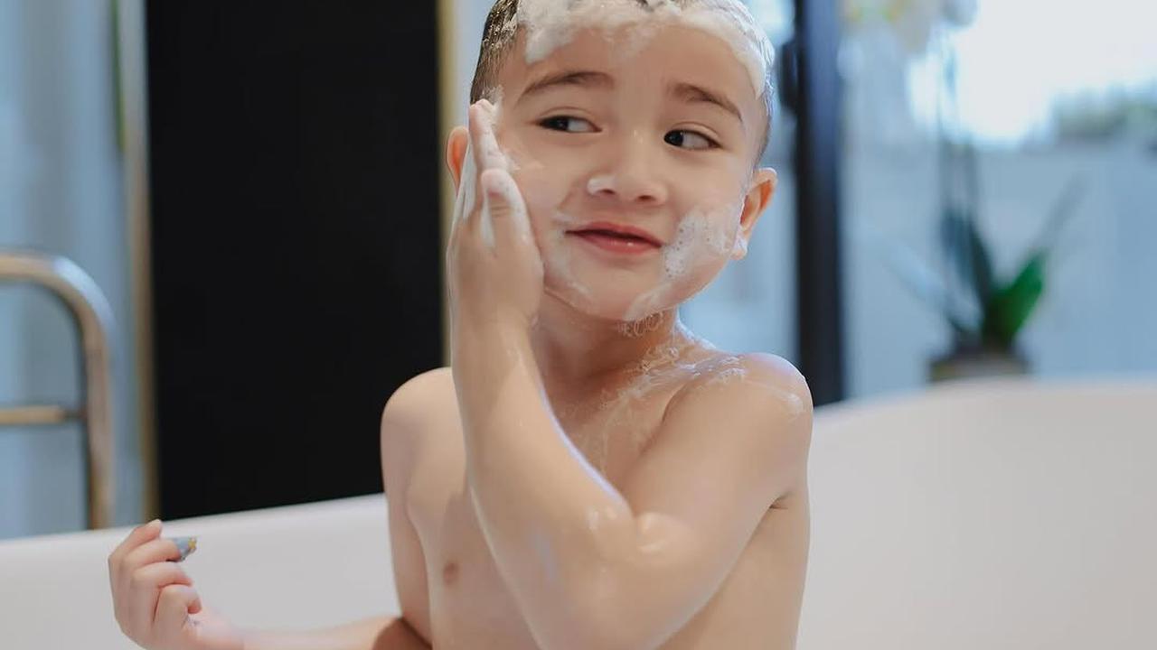 Potret Rayyanza Mandi di Bathtub Saat Liburan, Netizen Heboh: Masih Kecil Tapi Gantengnya Kelewatan