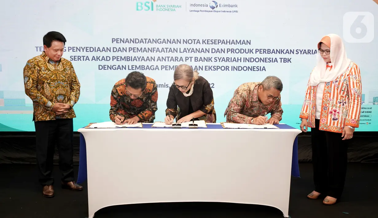Direktur Utama PT BSI Hery Gunardi (kiri) dan Direktur Eksekutif LPEI Rijani Tirtoso (kanan) menyaksikan penandatanganan nota kesepahaman mengenai penyediaan dan pemanfaatan layanan & produk perbankan syariah di Jakarta, (31/03/2022). (Liputan6.com/HO/BSI)