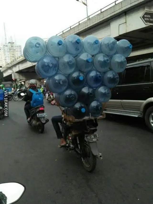 6 Cara Orang Bawa Galon Ini Unik Banget, Jadi Sorotan