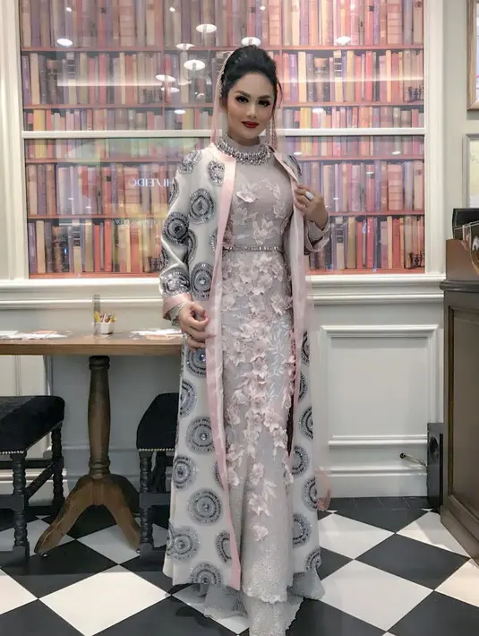 Ibu empat orang anak itu juga tak lupa mengucapkan balik selamat berlebaran kepada Bapak Presiden Jokowi beserta keluarganya dalam bahasa Jawa halus. (Instagram/krisdayantilemos)