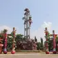 Patung Dewa Perang Kwan Sing Tee Koen tertinggi se-Asia Tenggara di area Kelenteng Kwan Sing Bio Tuban roboh. (Liputan6.com/ Ahmad Adirin)