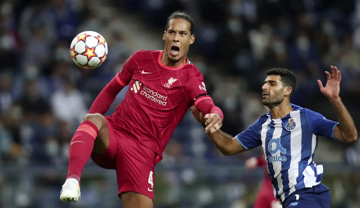 Porto behasil memperkecil kedudukan menjadi 1-3 pada menit ke-74. Sundulan Mehdi Taremi (kanan) usai menerima umpan Fabio Vieira gagal dihalau Alisson Becker. (AP/Luis Vieira)
