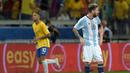 Rasa Keceawa Lionel Messi terlihat usai Neymar mencetak gol ke gawang Argentina pada laga  Kualifikasi Piala Dunia 2018 zona Amerika Selatan di Stadion Governador Magalhaes Pinto, Belo Horizonte, Kamis (10/11/2016). (AFP/Douglas Magno)