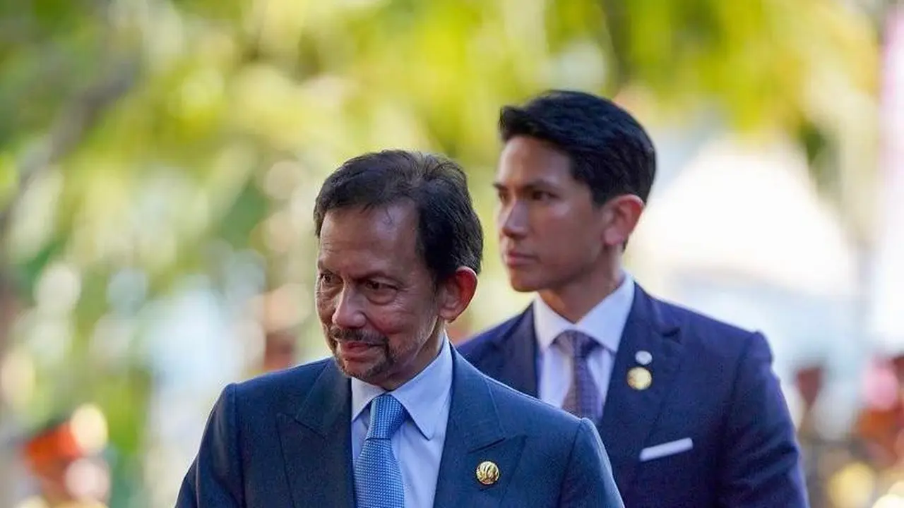 Pangeran Abdul Mateen mendampingi ayahnya, Sultan Hassanal Bolkiah dalam menghadiri KTT ke-42 ASEAN 2023 di Labuan Bajo, Nusa Tengara Timur (NTT).(Foto: Instagram/@tmski)