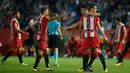 Pemain Girona melakukan selebrasi usai pertandingan melawan Real Madrid dalam pertandingan La Liga di stadion Montilivi di Girona, Spanyol (29/10). Girona berhasil menang dengan skor 2-1 atas Real Madrid. (AP Photo/Manu Fernandez)