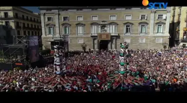 Atraksi membentuk piramida manusia bagian dari festival tradisional La Merce di Barcelona, Spanyol.