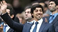 Owner Manchester City Sheikh Mansour bin Zayed Al Nahyan menyaksikan tim miliknya menundukkan Liverpool 3-0 di City of Manchester Stadium, 23 Agustus 2010. AFP PHOTO/ANDREW YATES
