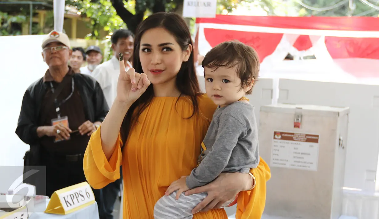 Aktris Jessica Iskandar menunjukkan tinta usai mencoblos surat suara pada Pilkada DKI 2017 di TPS 22 jalan Bukti Tunggul, Setia Budi, Jakarta, Rabu (15/2). (Liputan6.com/Herman Zakharia)