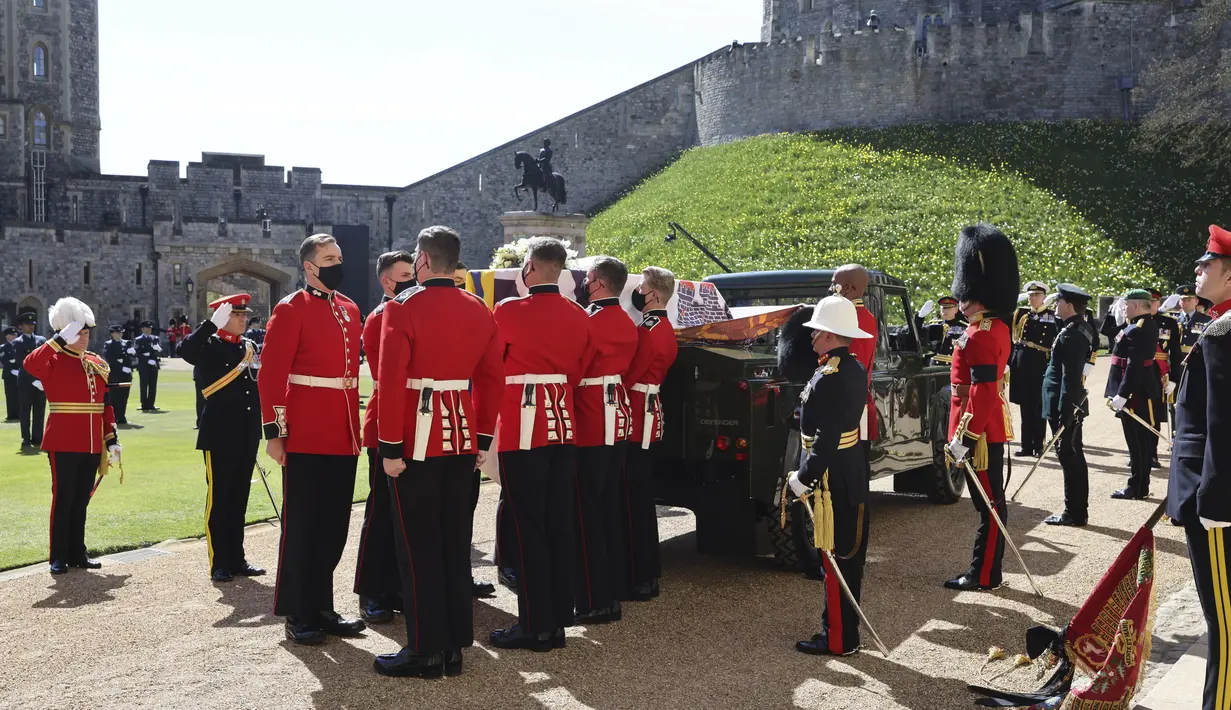 The Queen's Company, 1 Batalyon Pengawal Grenadier memindahkan peti mati Pangeran Philip Inggris dari Jaguar Land Rover yang dimodifikasi selama pemakaman Pangeran Philip Inggris di dalam Kastil Windsor di Windsor, Inggris, Sabtu (17/4/2021). (Chris Jackson/Pool via AP)
