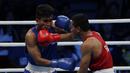 Petinju Indonesia, Farrand Papendang, beradu pukul dengan petinju Thailand, Khunatip Pidnuch, pada semifinal kelas 60 kg SEA Games 2019 di PICC Forum, Manila, Minggu (8/12). Farrand kalah dengan poin 139-146. (Bola.com/M Iqbal Ichsan)
