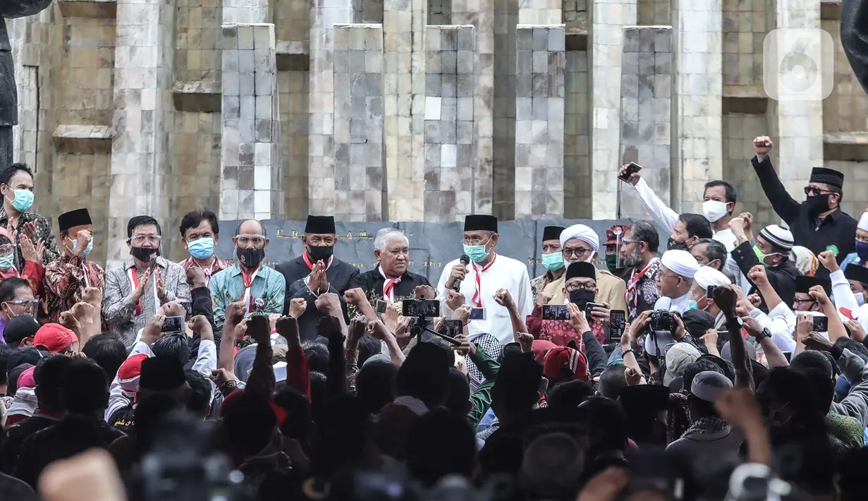 Suasana deklarasi Koalisi Aksi Menyelamatkan Indonesia (KAMI) di Tugu Proklamasi, Jakarta, Selasa (18/8/2020). Deklarasi ini mengabaikan protokoler kesehatan dan jaga jarak sehingga berisiko penularan Covid-19. (Liputan6.com/Faizal Fanani)