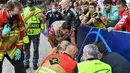 Cristiano Ronaldo meminta maaf kepada petugas lapangan yang terkena tendangan kerasnya saat sesi pemanasan jelang laga Liga Champions antara Young Boys vs Manchester United di Stadion Wankdorf, Rabu (14/9/2021). Bola sepakan Ronaldo mengenai petugas itu hingga terkapar. (Fabrice COFFRINI/AFP)