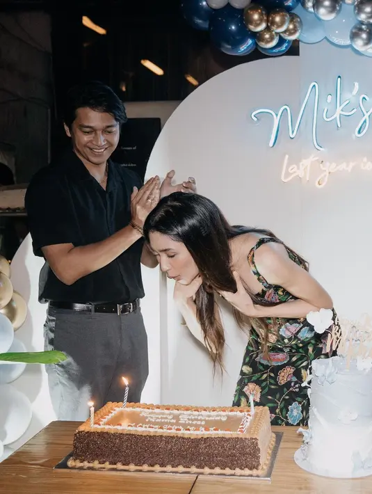 Terlihat Mikha yang tampil cantik memesona dalam balutan floral dress warna hitam. [@miktambayong].