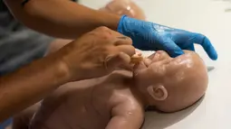 Pekerja memoles boneka bayi silikon yang mirip manusia di Clon Factory, Kota Leioa, Spanyol Basque, Selasa (20/6). Boneka bayi itu dibuat dari bahan platinum silikon dan juga bahan-bahan yang serupa digunakan dalam bedah kosmetik. (ANDER GILLENEA/AFP)