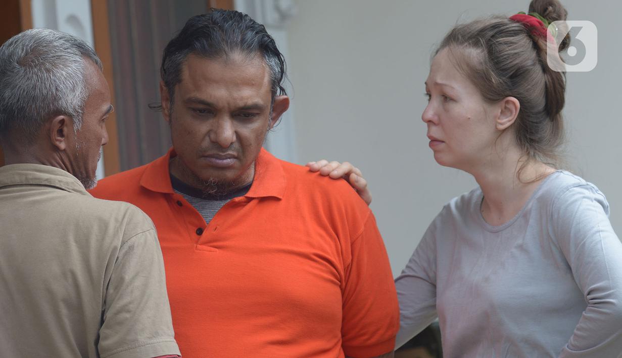 Tersangka penodongan pelajar SMA menggunakan senjata api, Abdul Malik saat penggeledahan terhadap rumahnya di kawasan Kemang, Kamis (26/12/2019). Polres Jakarta Selatan Polisi menemukan sejumlah hewan langka yang sudah diawetkan atau offset. (merdeka.com/Imam Buhori)