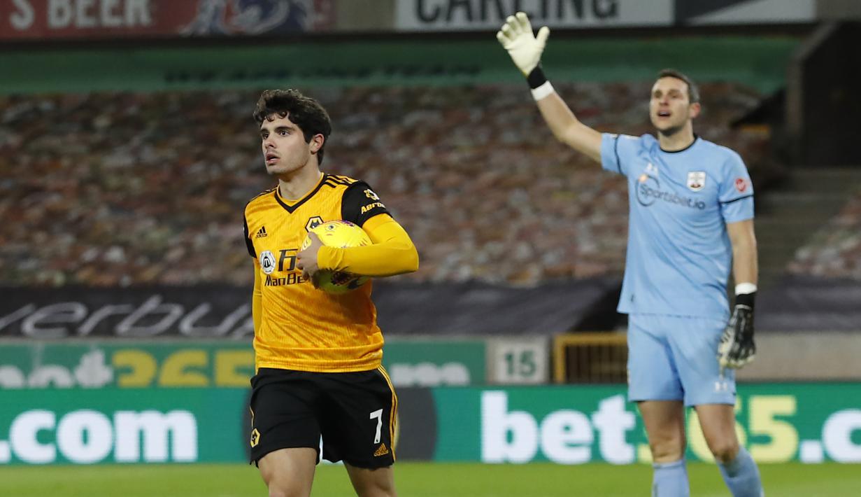 Gelandang Wolverhampton Wanderers, Pedro Neto, usai mencetak gol ke gawang Southampton pada laga lanjutan Liga Inggris di Molineux Stadium, Selasa (24/11/2020) dini hari WIB. Wolverhampton imbang 1-1 menghadapi Southampton. (AFP/Andrew Boyers/pool)