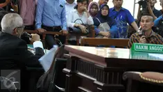 Terdakwa kasus dugaan suap Majelis Hakim dan Panitera PTUN Medan, OC Kaligis menanggapi pernyataan saksi Afrian Bondjol (kanan) yang merupakan anak didiknya, dalam sidang lanjutan di Pengadilan Tipikor, Rabu (4/11). (Liputan6.com/Helmi Afandi)