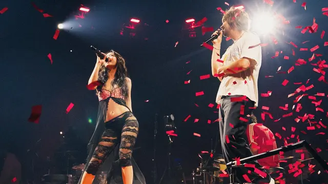 Jennie BLACKPINK Manggung Bareng Tame Impala, Bergaya Punk Feminin dengan Lace Outfit Lawas