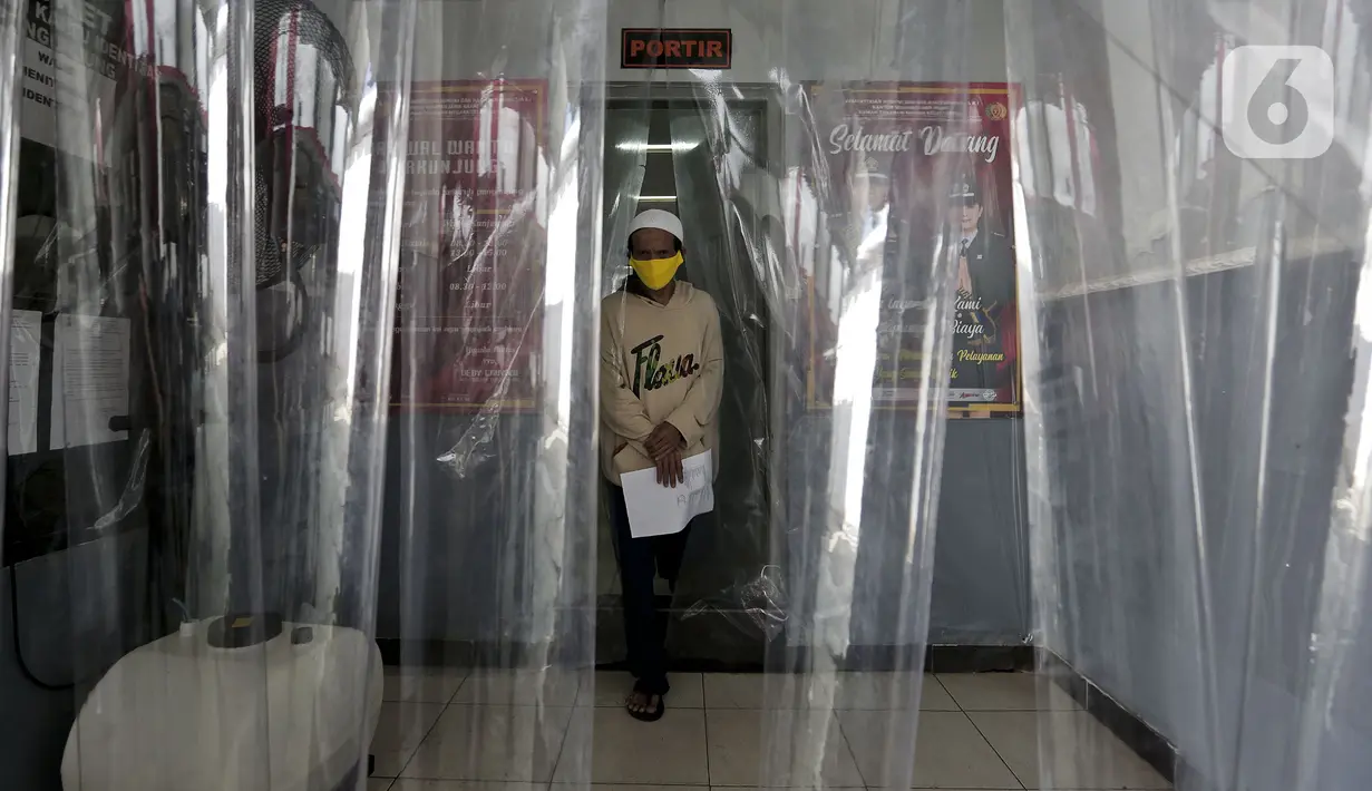 Narapidana berjalan keluar usai mendapat pembebasan bersyarat melalui program asimilasi dan integrasi terkait pandemi virus corona COVID-19 di Rutan Kelas I Depok, Jawa Barat, Selasa (7/4/2020). Sekitar 290 narapidana mendapatkan pembebasan bersyarat. (Liputan6.com/Johan Tallo)