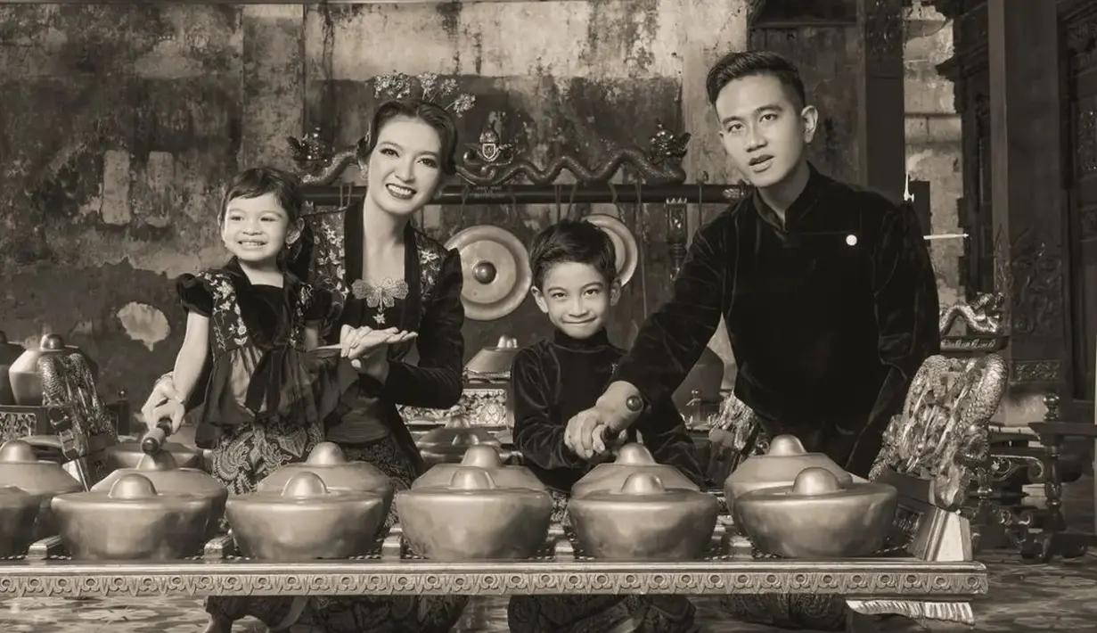 Bahkan kedua anaknya juga tampil menggemaskan mengenakan kebaya mini dan beskap. (foto: Instagram/ Rio Motret)