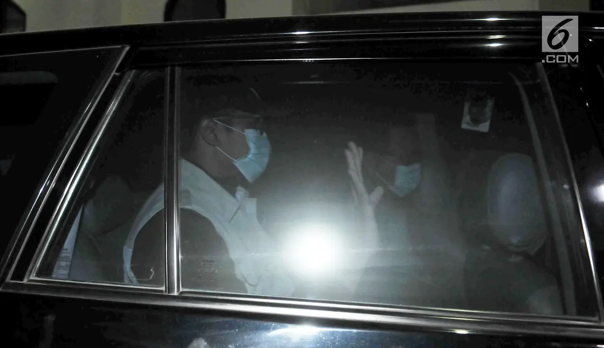 Tim penyidik KPK berada di dalam mobil usai penggeledahan di rumah Dirut PLN Sofyan Basir di Bendungan Hilir, Jakarta, Minggu (15/7). Penggeledahan terkait kasus suap yang melibatkan Eni Maulani Saragih dan Johannes B Kotjo. (Merdeka.com/Iqbal S Nugroho)
