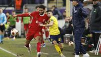 Pemain Liverpool, Joe Gomez (kiri), berebut bola dengan pemain Union Saint-Gilloise, Mohamed Amoura, dalam laga terakhir Grup E Liga Europa 2023/2024 yang berlangsung di Lotto Park, Brussels, Jumat (15/12/2023) dini hari WIB. (AP Photo/Geert Vanden Wijngaert)