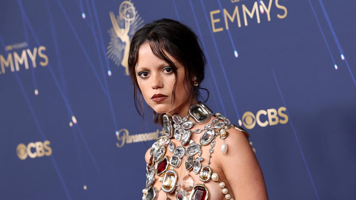 Jenna Ortega Nekat Membalut Dada dengan Permata Warna-warni di Karpet Merah Emmy Awards 2025