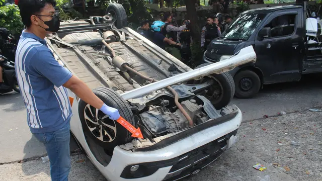 Mobil Polisi Dirusak dan Dibakar Massa Saat Tangkap Ketua Ormas di Cimanggis Depok