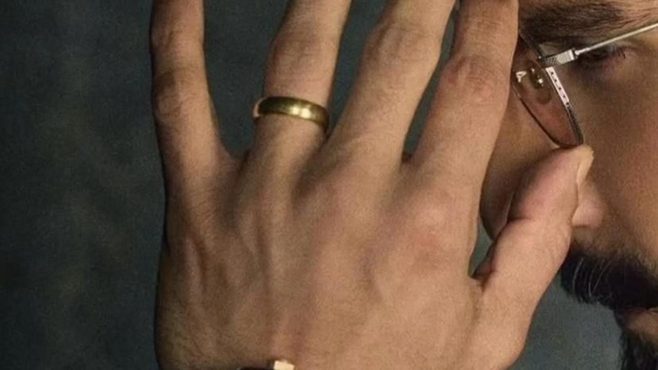 Memakai Jam Tangan di Pergelangan Tangan Kanan