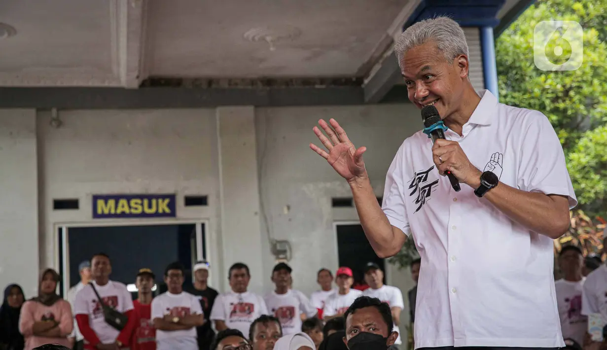 Ganjar tampil menggunakan kemeja putih bertuliskan “Sat-Set” dengan gambar jari menunjukkan angka tiga. (Liputan6.com/Faizal Fanani)
