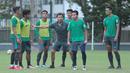 Pelatih timnas Indonesia U-23, Luis Milla memberikan instruksi saat sesi di Lapangan ABC, Senayan,  (24/4/2018). Timnas akan mengikuti turnamen PSSI Anniversary 27 April-3 Mei 2018. (Bola.com/Nicklas Hanoatubun)