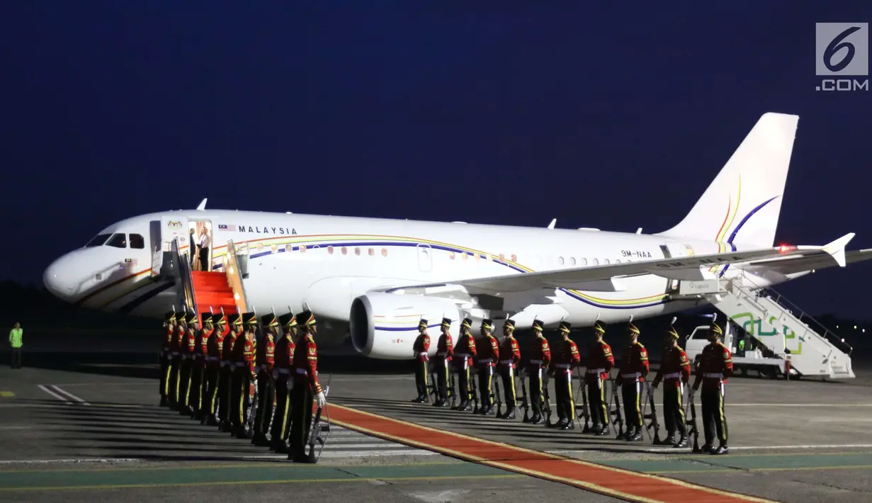 Pesawat Perdana Menteri Malaysia di Bandara Halim Perdanakusuma, Jakarta, Kamis (28/6). PM Malaysia Mahathir Mohamad juga dijadwalkan mengadakan pertemuan dengan warga Malaysia di Jakarta. (Liputan6.com/Angga Yuniar)