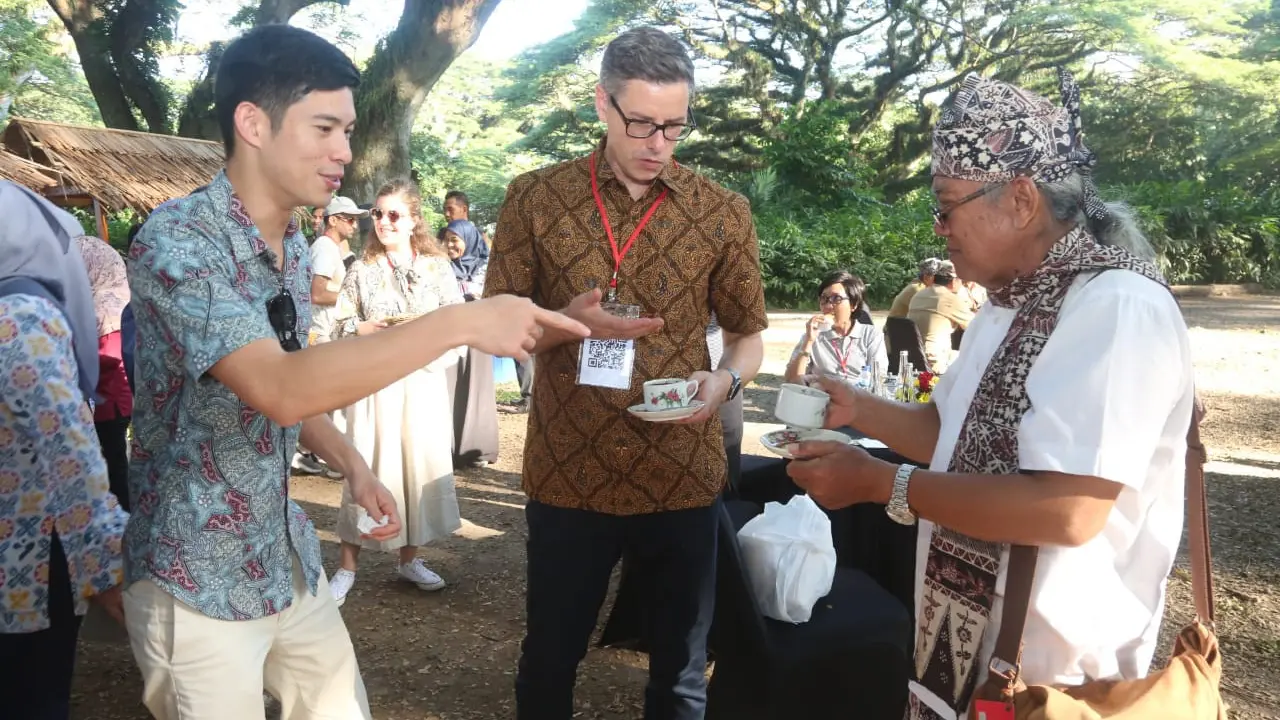 Para delegasi dari sejumlah negara sedang menikmati kopi di hutan De Djawatan Banyuwangi (Istimewa)
