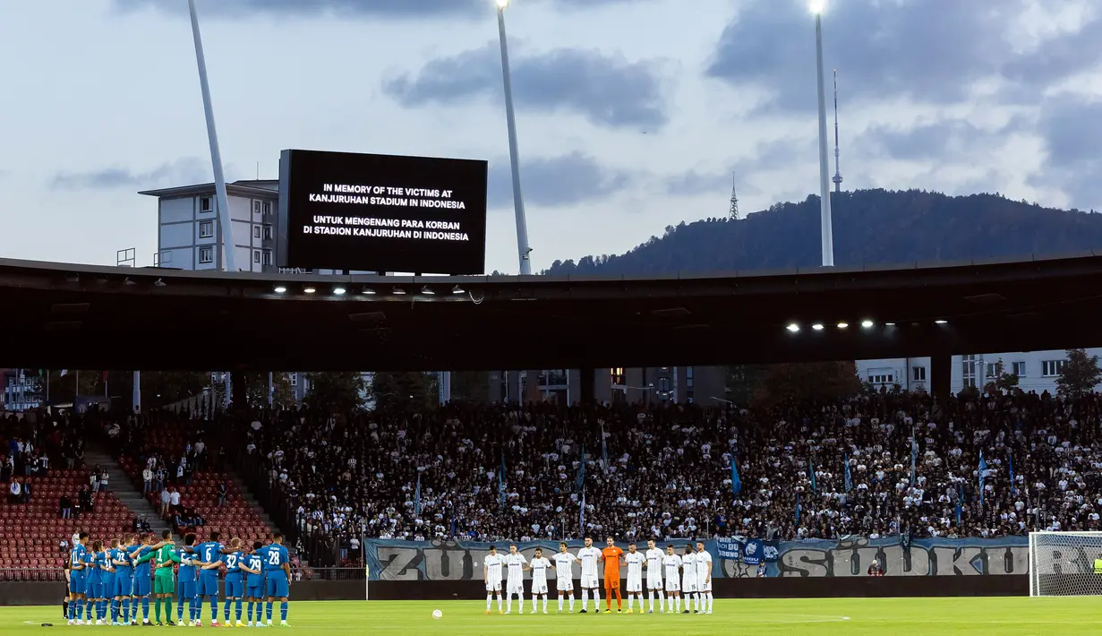 Pemain FC Zurich dan PSV Eindhoven mengheningkan cipta untuk mengenang para korban tragedi Kanjuruhan jelang pertandingan sepak bola Grup A Liga Europa di Stadion Letzigrund, Zurich, Swiss, 6 Oktober 2022. (Michael Buholzer/Keystone via AP)