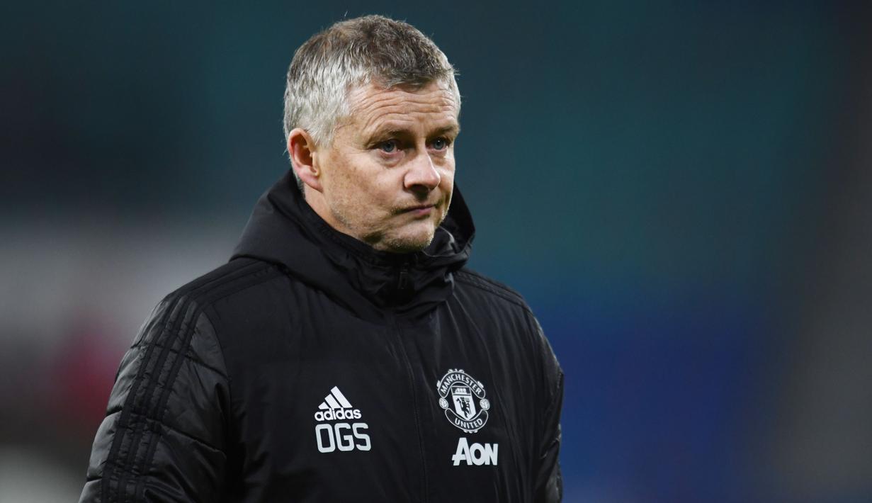 Pelatih Manchester United, Ole Gunnar Solskjaer, tampak kecewa usai ditaklukkan RB Leipzig pada laga Liga Champions di Red Bull Arena, Rabu (9/12/2020). MU takluk dengan skor 3-2. (ANNEGRET HILSE / POOL / AFP)