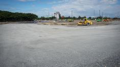 Aktivitas pekerja proyek pembangunan Sirkuit Formula E di kawasan Taman Impian Jaya Ancol, Jakarta Utara, Minggu (06/03/2022). Progres sirkuit sudah mencapai 52 persen pada hari ke-32 dan ditargetkan akan selesai pada bulan April 2022. (Bola.com/Bagaskara Lazuardi)