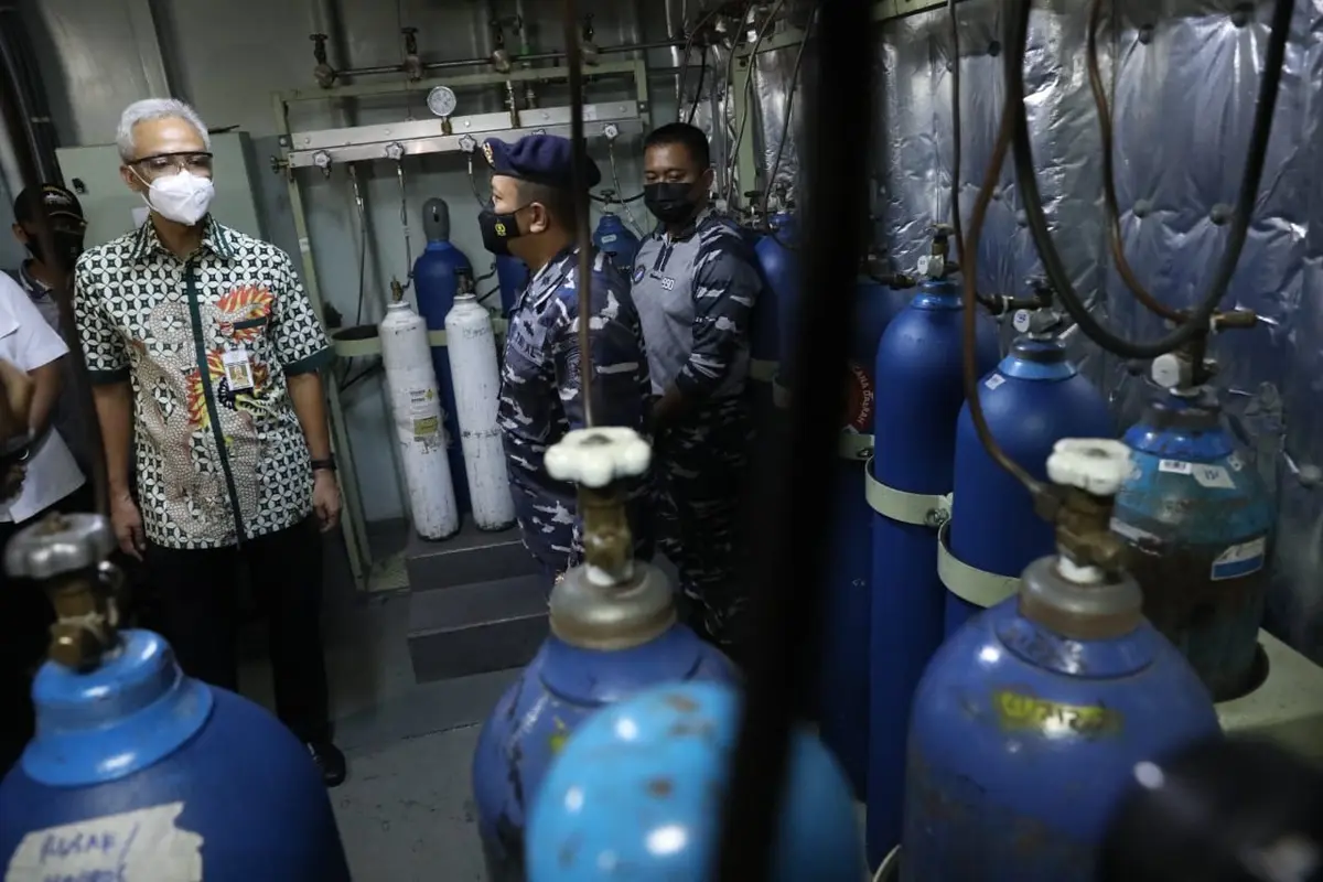 KRI dr Soeharso Siaga Suplai Oksigen untuk Rumah Sakit di Jateng