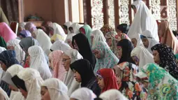 Umat Muslim melaksanakan salat Kusuf (salat gerhana matahari) di Masjid Raya Bani Umar, Tangsel, Banten, Kamis (26/12/2019). Salat sunnah gerhana ini dilakukan selepas zuhur berbarengan dengan terjadinya fenomena alam gerhana matahari cincin. (merdeka.com/Arie Basuki)