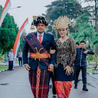 Kahiyang Ayu mendampingi sang suami Bobby Nasution melaksanakan Upacara Peringatan HUT ke-79 RI di Medan. [Foto: Instagram/bobbynst]