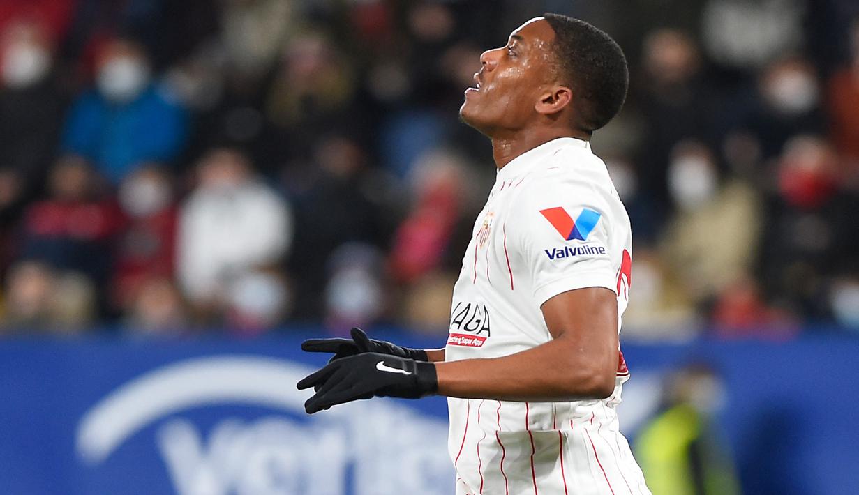 Anthony Martial baru saja menjalani debut bersama Sevilla. Martial dimainkan sejak menit awal. Dia bermain untuk posisi winger kiri pada formasi 3-4-2-1. Martial memainkan posisi yang cukup familiar karena sering diperankan saat di Manchester United. (AFP/Ander Gillenea)
