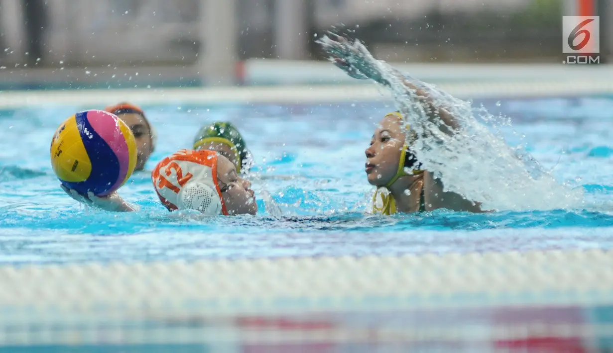 Pemain polo air putri DKI Jakarta, Indira (kiri) berusaha mengoper bola saat melawan tim putri Jambi di Kejuaraan Akuatik Indonesia Open 2017 di Stadion Akuatik GBK, Jakarta, Minggu (10/12). DKI Jakarta unggul 28-2. (Liputan6.com/Helmi Fithriansyah)