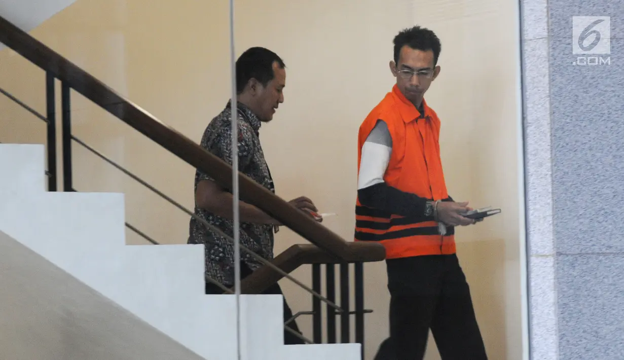 Mantan Kepala Seksi Intelejen dan Penindakan Kantor Imigrasi Kelas I Mataram Yusriansyah Fazrin tiba di Gedung KPK, Jakarta, Rabu (3/7/2019). Fazrin diperiksa sebagai tersangka dugaan suap penanganan perkara penyalahgunaan izin tinggal WNA di lingkungan Kantor Imigrasi NTB. (merdeka.com/Dwi Narwoko)