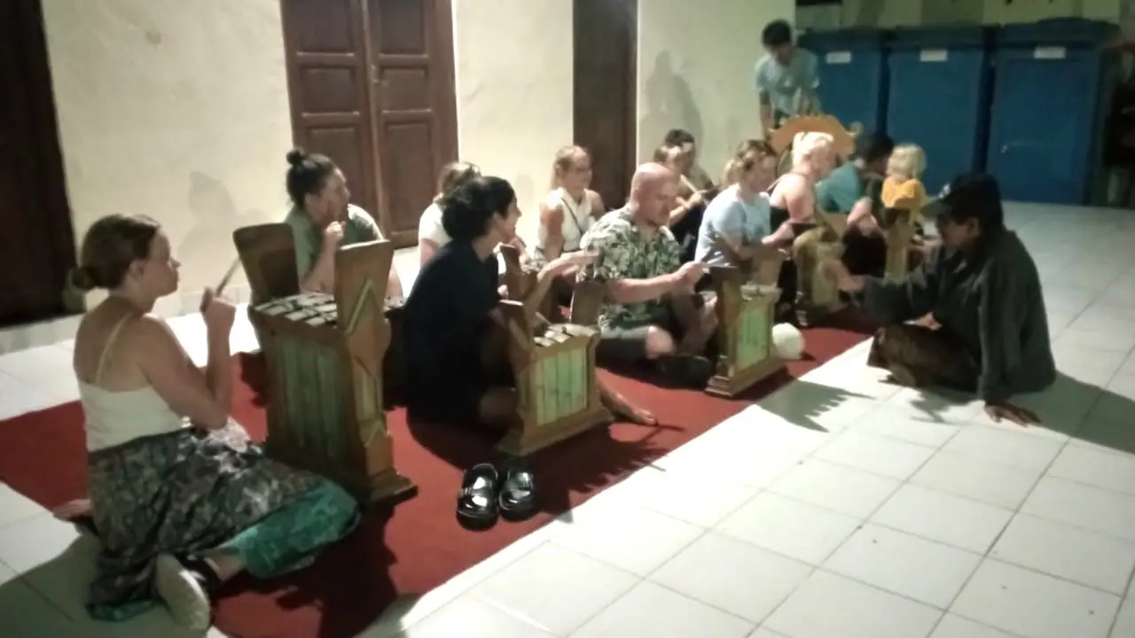 Turis Belajar Gamelan.