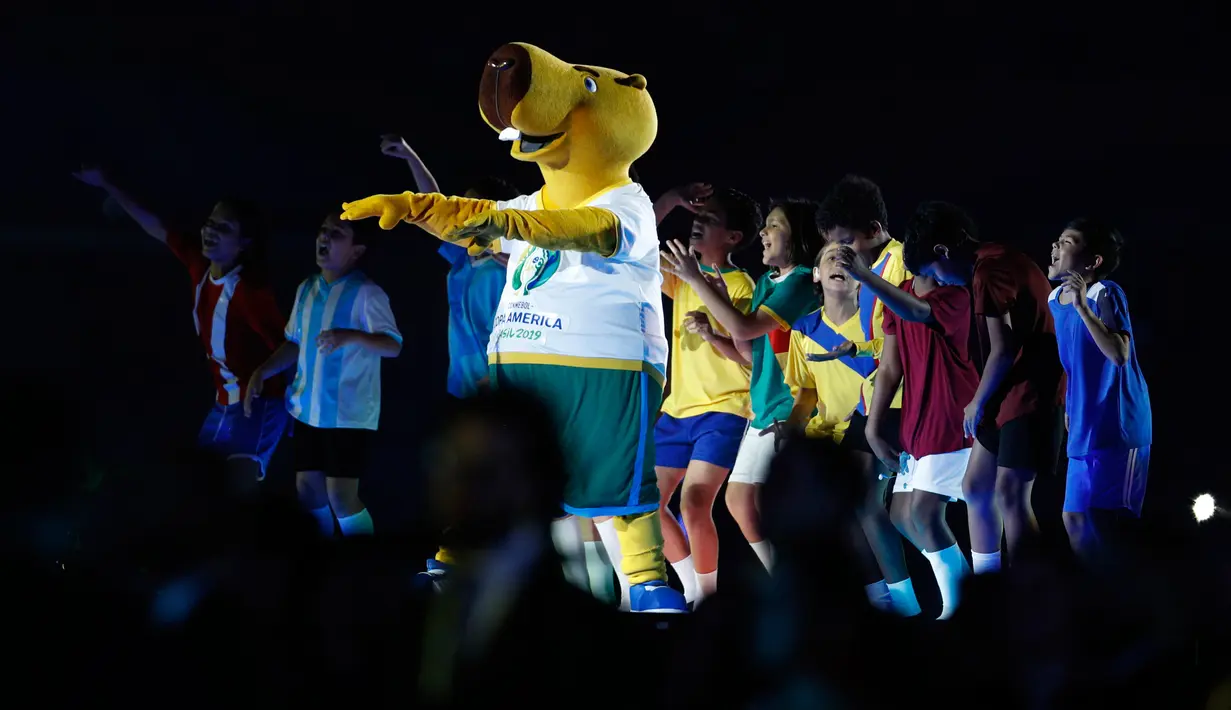 Anak-anak tampil bersama dengan maskot Copa America 2019 selama pembukaan di Morumbi Stadium di Sao Paulo, Brasil (14/6/2019). Copa America 2019 akan berlangsung dari 15 Juni hingga 8 Juli 2019. (AP Photo/Victor Caivano)