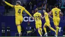 Kemenangan di markas Espanyol itu membuat Barcelona kini memiliki 85 poin dari 34 laga, unggul 14 poin dari Real Madrid yang berada di posisi kedua. Barcelona pun memastikan diri sebagai juara dan tak lagi bisa dikejar oleh rivalnya. (AP Photo/Joan Monfort)