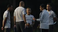 Pelatih Timnas Indonesia U-22, Indra Sjafri, berdiskusi dengan asistennya saat latihan di Lapangan ABC Senayan, Jakarta, Senin (7/1). Latihan ini merupakan persiapan jelang Piala AFF U-22. (Bola.com/Vitalis Yogi Trisna)