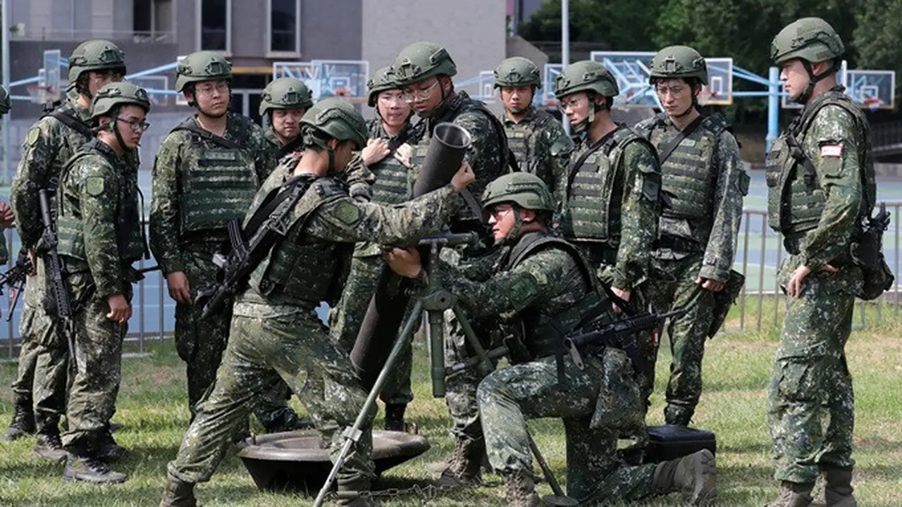 Sejumlah tentara berlatih mengoperasikan mortir secara beregu dalam latihan militer tahunan Han Kuang di Taipei, Taiwan, Rabu (5/8/2026).
