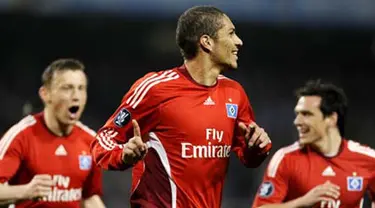 Hamburg&#039;s Jose Paolo Guerrero celebrates after scoring the opening goal against Manchester City during the UEFA Cup quarter-final second leg at the City of Manchester Stadium on April 16, 2009. AFP PHOTO/Adrian DENNIS